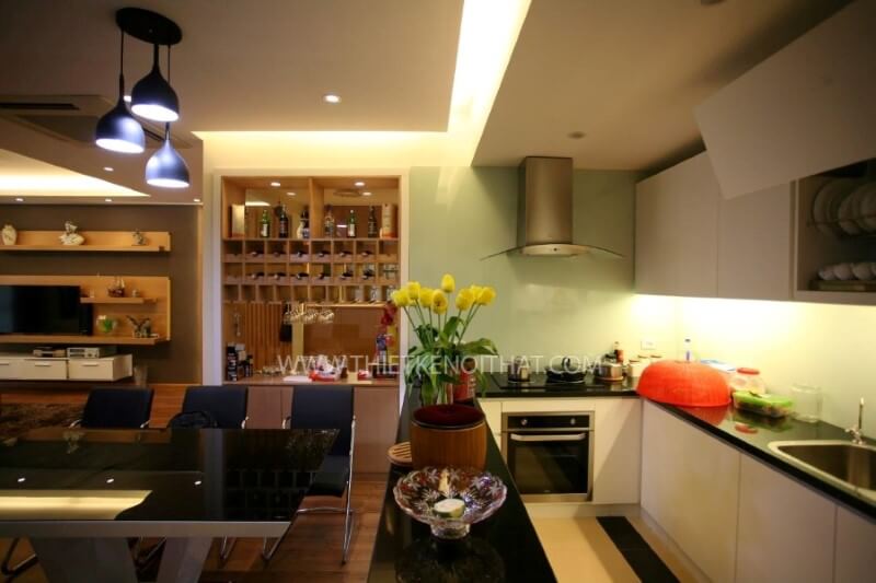 Thi công nội thất bếp hiện đại sử dụng tone màu trắng sáng tự nhiên làm màu nền tủ bếp chung cư