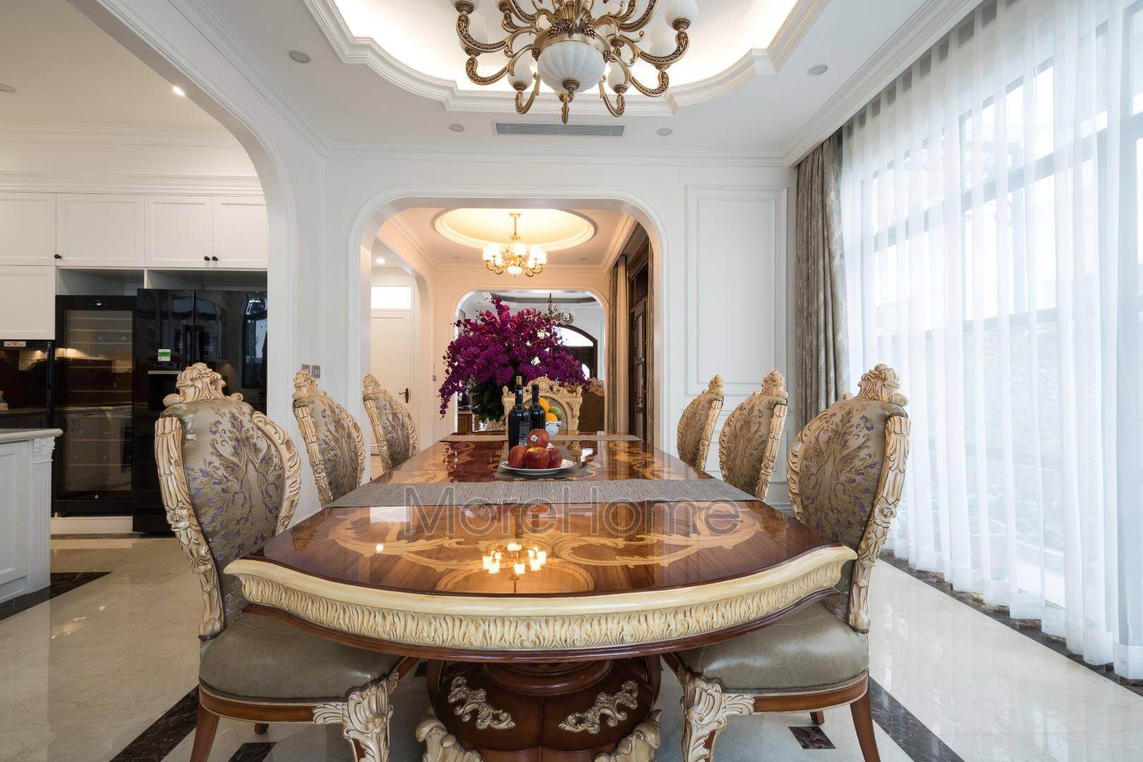 Trần thạch cao giật cấp kết hợp với đèn hắt ánh sáng vàng giúp không gian đẹp hơn và đáng ứng tốt nhu cầu chiếu sáng Mẫu nội thất biệt thự tân cổ điển đẹp