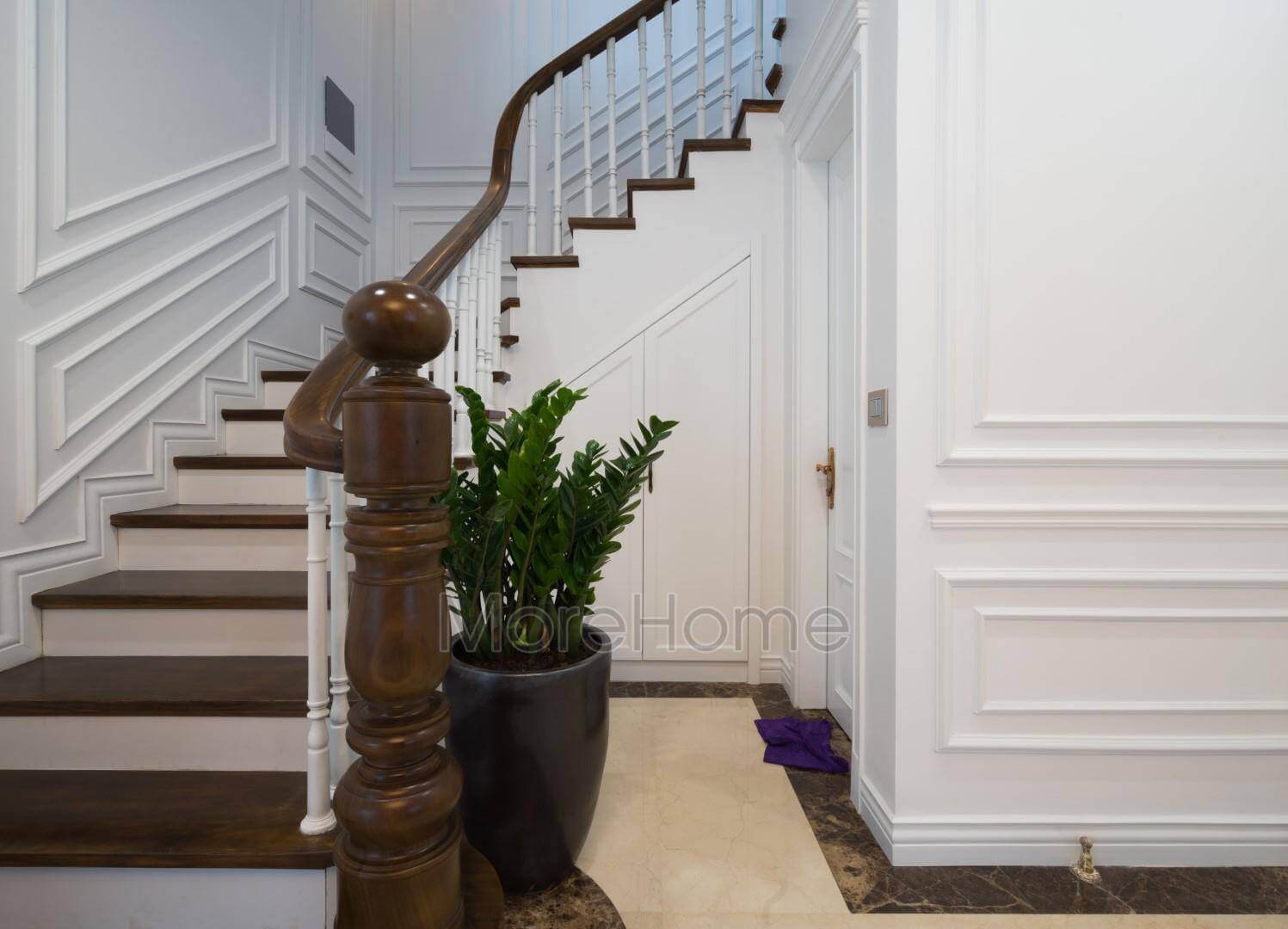 MoreHome tính toán kỹ lưỡng yêu cầu thiết kế và tiêu chuẩn phong thủy để đem lại cầu thang ưng ý nhất cho khách hàng Mẫu nội thất biệt thự tân cổ điển đẹp
