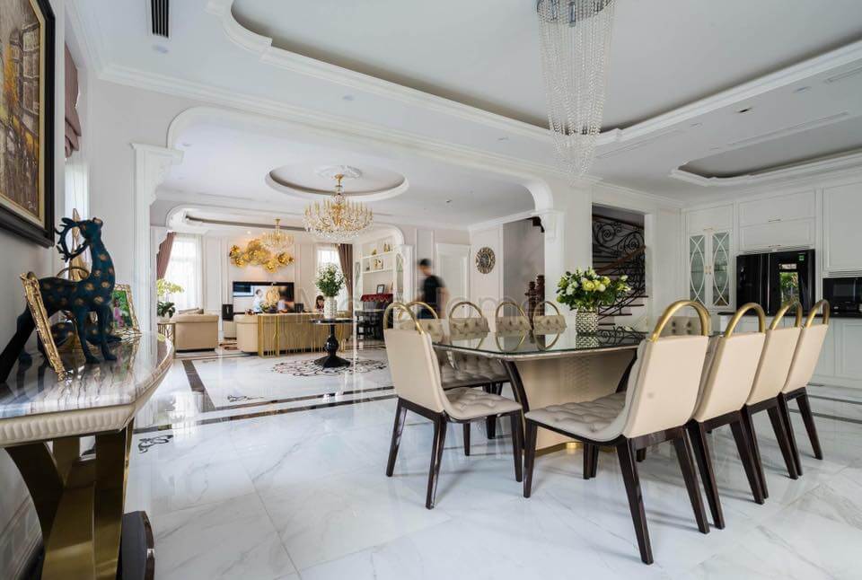 Phong cách tân cổ điển được thể hiện bởi lối thiết kế phào chỉ, đèn chùm, bộ bàn ghế ấn tượng, kệ decor gỗ tự nhiên,... Mẫu nội thất biệt thự tân cổ điển đẹp