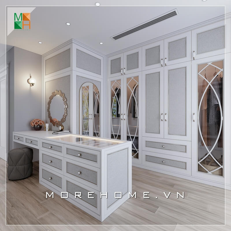 Mẫu phòng thay đồ đẹp cho biệt thự, chung cư cao cấp mang phong cách tân cổ điển, sử dụng gam màu trắng xám làm chủ đạo với hệ tủ âm tường kịch trần và đảo phụ kiện kết hợp bàn trang điểm, giúp không gian thử đồ của gia chủ trở nên gọn gàng nhưng cũng không kém phần sang trọng, đẳng cấp Mẫu nội thất biệt thự tân cổ điển đẹp