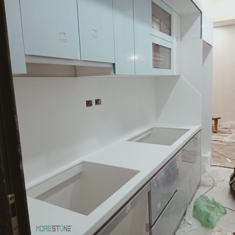 Tủ bếp màu trắng được thiết kế mang phong cách hiện đại mang đến cho không gian nấu ăn của gia đình sự ấm cúng và tiện nghi.