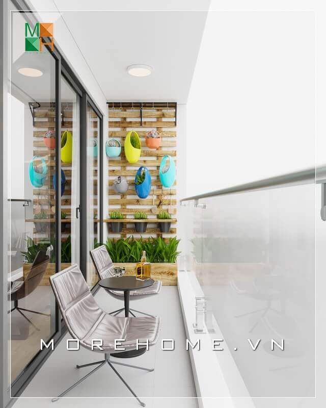 Nếu bạn là người yêu thích cây cối nhưng ban công nhà bạn có diện tích nhỏ, Morehome xin gợi ý cho bạn một mẫu ban công nhỏ xinh, với bộ ghế thư giãn tông màu ghi lạnh sang trọng, thêm hiệu ứng màu sắc từ những chậu cây xanh được gắn trên tường, giúp bạn có những giờ phút thư giãn thoải mái, hòa mình vào thiên nhiên