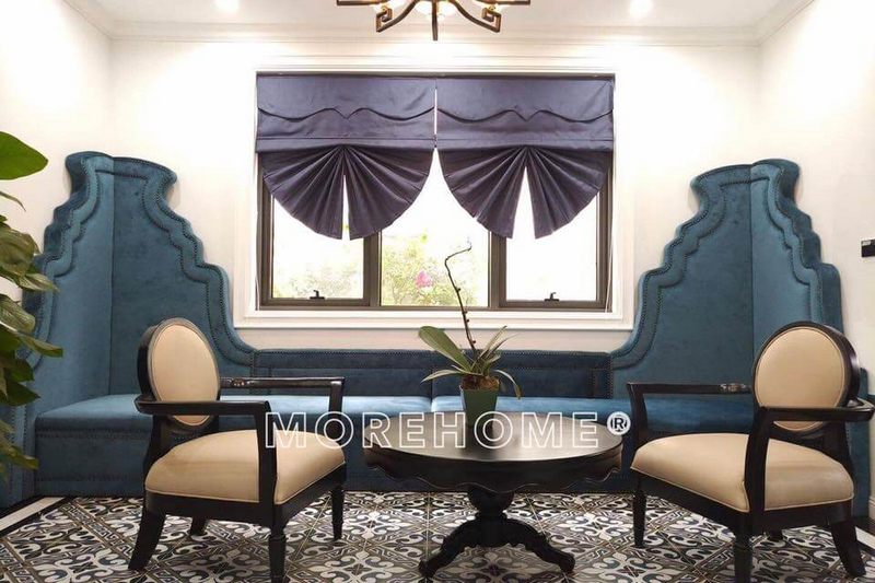 Phòng khách được đặt chiếc sofa nỉ dài sát tường màu xanh nước biển tinh tế và mới lạ